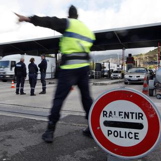 La police des frontières française effectue des contrôles à la douane franco-italienne de La Turbie. [Eric Gaillard]