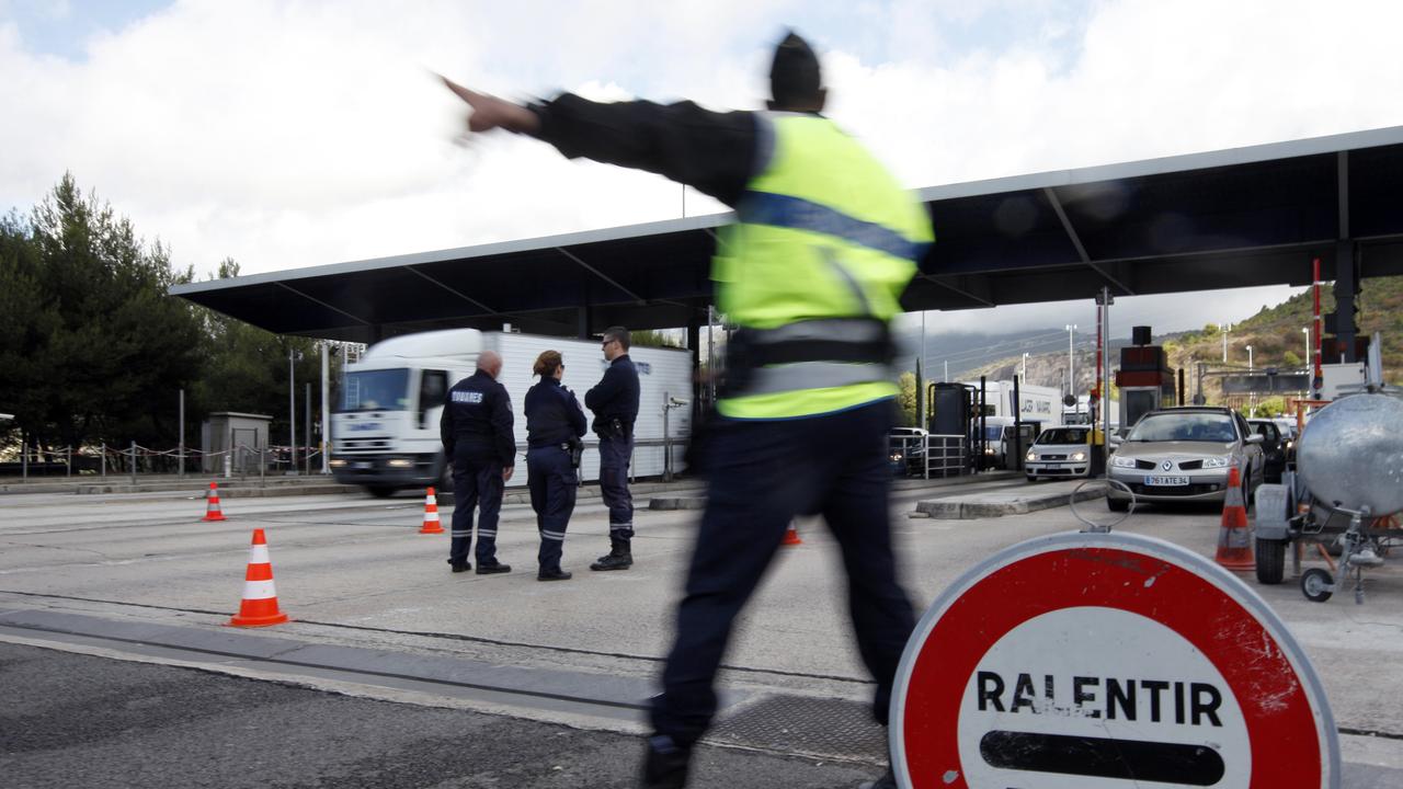 La police des frontières française effectue des contrôles à la douane franco-italienne de La Turbie. [Eric Gaillard]