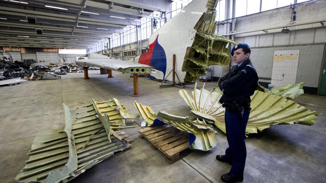 Des débris du Boeing rapatriés dans un local néerlandais pour l'enquête, la plupart de victimes du crash provenant des Pays-Bas.