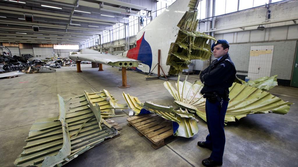 Des débris du Boeing rapatriés dans un local néerlandais pour l'enquête, la plupart de victimes du crash provenant des Pays-Bas.