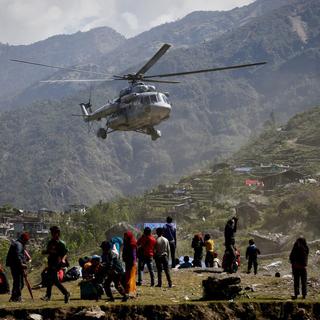 Des habitants en attente d'évacuation près de l'épicentre du séisme au Népal. [Diego Azubel - EPA]