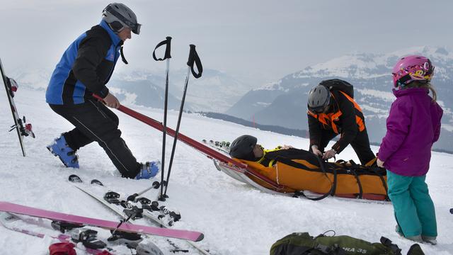 Les accidents de ski sont en hausse en Suisse. [Gaetan Bally]