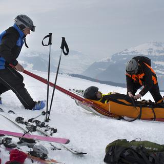 Les accidents de ski sont en hausse en Suisse. [Gaetan Bally]