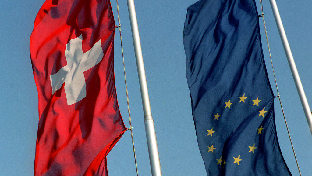 Un drapeau suisse et un drapeau européen. [Keystone - Elisabeth Guenthard]