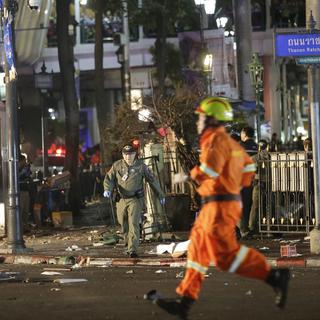 La bombe a explosé dans une zone commerciale très fréquentée par les touristes et les locaux. [AP Photo/Keystone - Sackchai lalit]