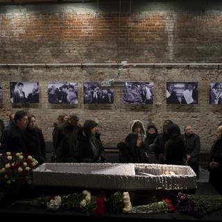 Des proches de Boris Nemtsov autour de sa dépouille mortelle exposée au Centre Sakharov, à Moscou, ce mardi 3 mars 2015. [AP/Keystone - Pavel Golovkin]