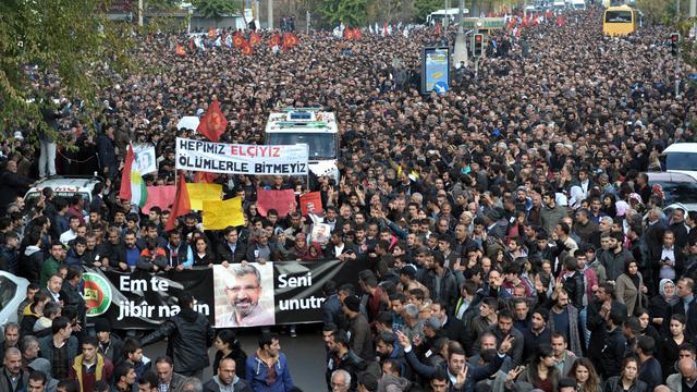 "Les martyrs ne meurent pas, Tahir Elçi est immortel", ont scandé les manifestants en langue kurde. [AP Photo]