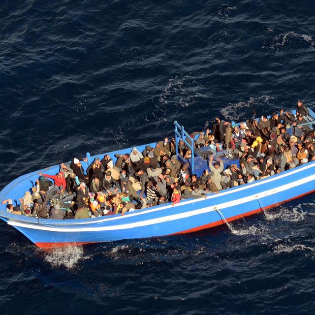 200 migrants sur un bateau au large de Lampedusa. [Marina Militare / AFP]