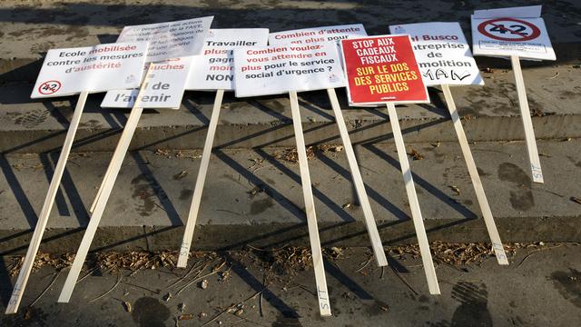 Des pancartes préparées avant la manifestation des fonctionnaires, mercredi 2 décembre. [Salvatore Di Nolfi]