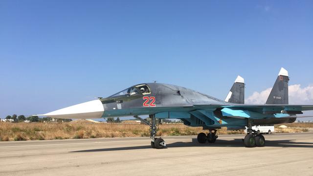 Avion de chasse russe SU-34 sur l'aérodrome de Hmeimim en Syrie. [Dmitriy Vinogradov]