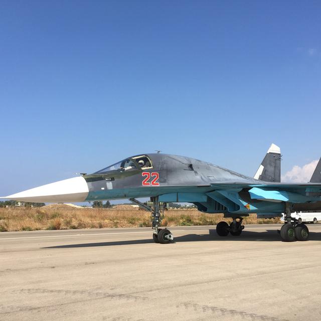 Avion de chasse russe SU-34 sur l'aérodrome de Hmeimim en Syrie. [Dmitriy Vinogradov]