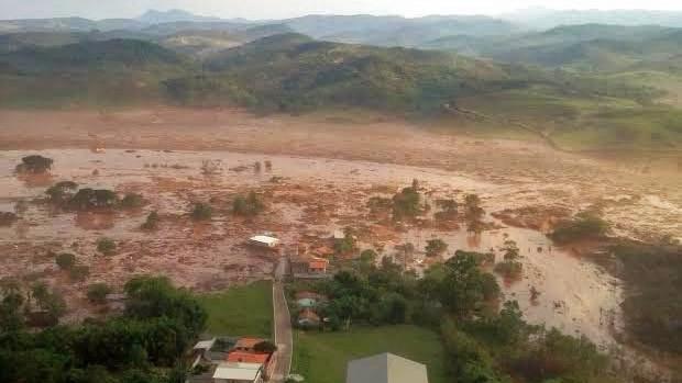 Les eaux usées se sont déversées près de Mariana, dans l'Etat du Mina gerais, après l'effondrement du barrage [EPA/BOMBEROS MG]