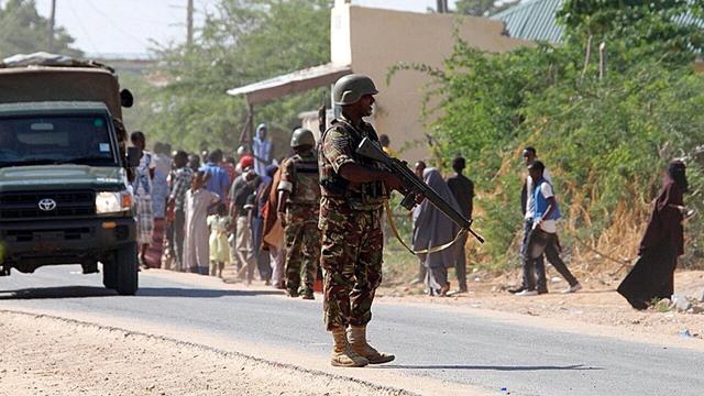 Après l'attaque du campus universitaire de Garissa qui a fait près de 150 morts, le groupe islamiste affirme que le pays doit se préparer à une longue et épouvantable guerre. [AFP - Stringer - Anadolu Agency]