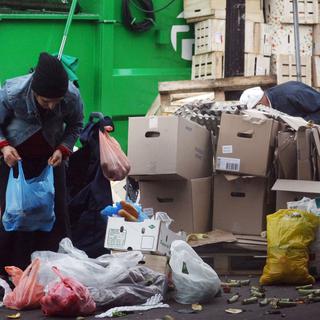 Les distributeurs français devront prévenir tout gaspillage, utiliser les invendus propres à la consommation humaine à travers le don ou la transformation. [AFP - Joël Saget]