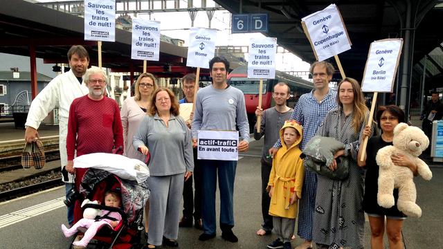 Une dizaine de manifestants pour sauver "les trains de nuit". [www.actif-trafic.ch]