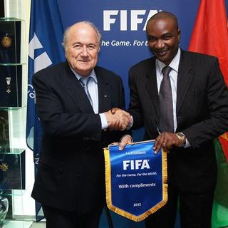 Sepp Blatter avait reçu le président de la fédération de football du Burkina Faso Sita Sangaré à Zurich en 2012. [FIFA]