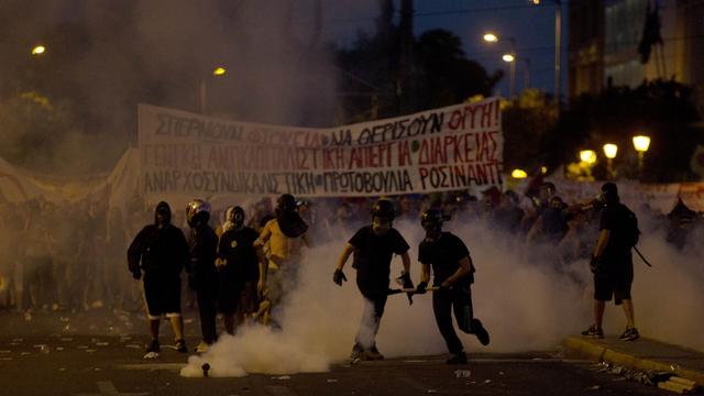 Certains manifestants ont affronté les forces de l'ordre sur la place Syntagma. [AP Photo/Petros Giannakouris)]