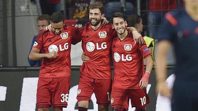 Mehmedi (au centre) est félicité après avoir inscrit le 2-0 pour le Bayer. [Keystone - Martin Meissner]