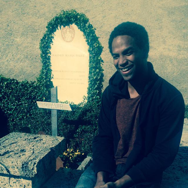 Nelson Madel le 7 avril 2015 sur la tombe de Rainer Maria Rilke à Rarogne. [RTS - Marlène Métrailler]