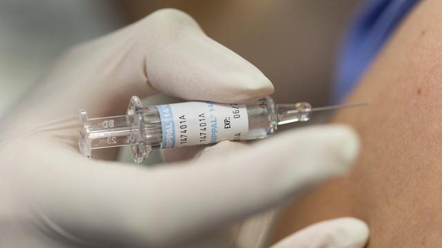 Dans un premier temps, seul le vaccin contre la grippe devrait être proposé dans les pharmacies fribourgeoises. [Gaetan Bally]