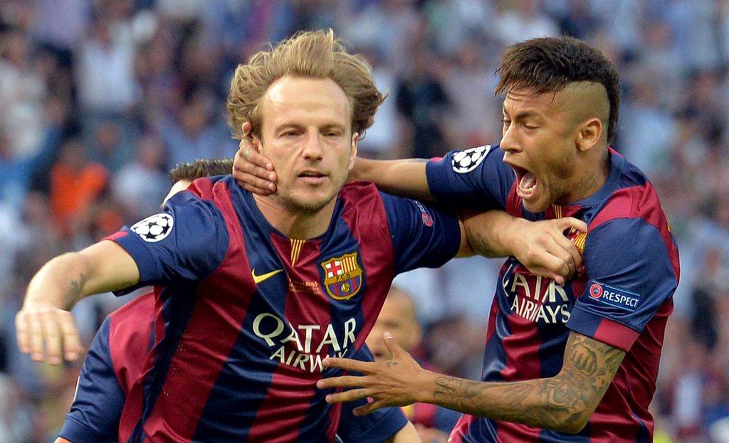 Rakitic (à gauche), félicité par Neymar, a rapidement marqué pour les "blaugrana". [KEYSTONE - Ettore Ferrari]