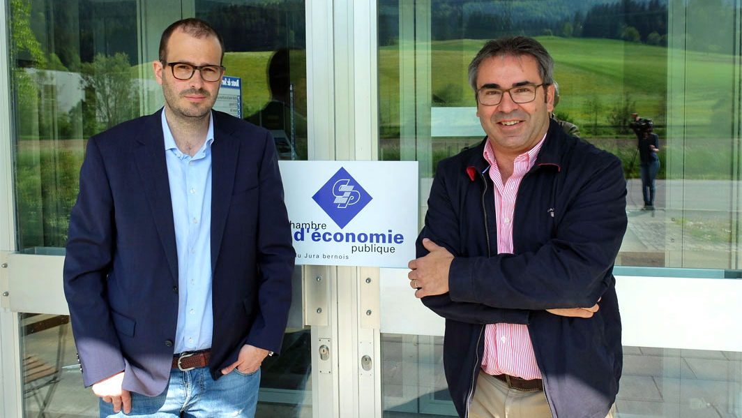 Patrick Linder, directeur de la Chambre d’économie publique du Jura bernois, et son président Richard Vaucher. [RTS - Alain Arnaud]