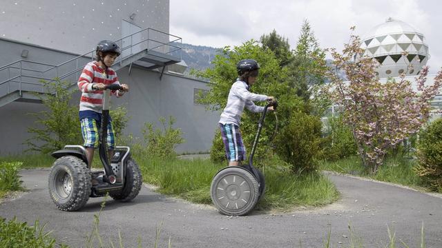 Les segway ne seront plus cantonnés aux parcs, comme ici à Interlaken. [Peter Klaunzer]