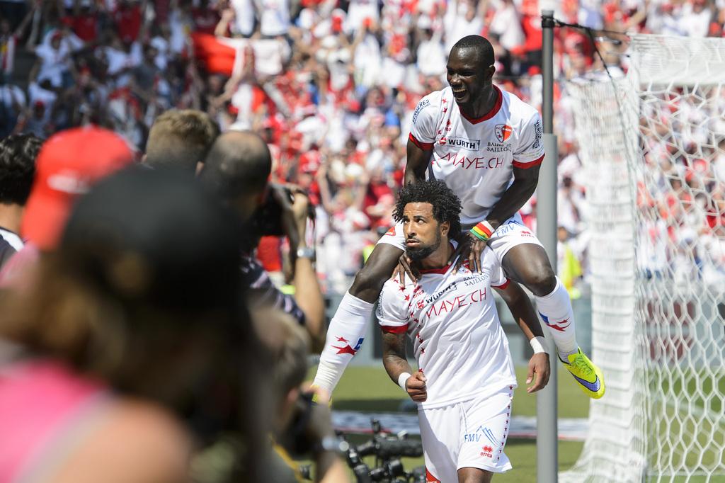 Carlitos, homme du match et Konaté, grands artisans de la victoire sédunoise. [Keystone - Jean-Christophe Bott]