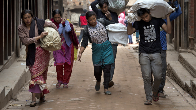 Habitants de Bhaktapur au Népal. [AP/Keystone - Bernat Armangue]