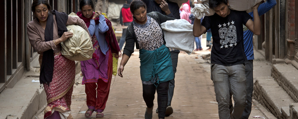 Habitants de Bhaktapur au Népal. [AP/Keystone - Bernat Armangue]