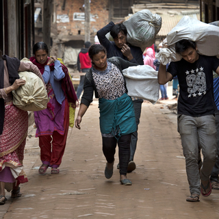 Habitants de Bhaktapur au Népal. [AP/Keystone - Bernat Armangue]