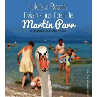 Affiche de l'exposition "Life’s a Beach, Evian sous l’œil de Martin Parr". [ville-evian.fr]