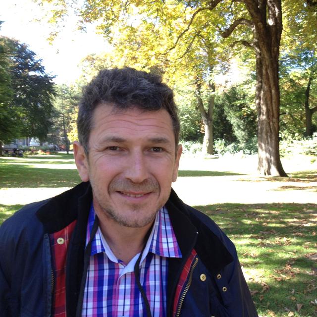 Le photographe Eric Tourneret dans le jardin du Luxembourg. [RTS - Martine Galland]