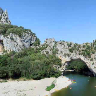Le pont d'Arc est lui-même un site touristique. C'est dans la falaise située à proximité que se trouve la grotte Chauvet. [Biosphoto - Marc Chesneau]