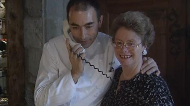 Bernard et Ruth Ravet, de l'Ermitage à Vufflens-le-Château,  apprennent qu'ils ont obtenu une 2e étoile Michelin en 1993. [RTS]