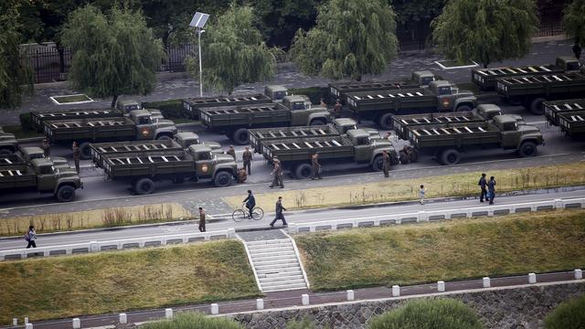 Des soldats et leurs véhicules alignés sur les rives de la rivière Taedong, peu avant le défilé. [Reuters - Damir Dagolj]