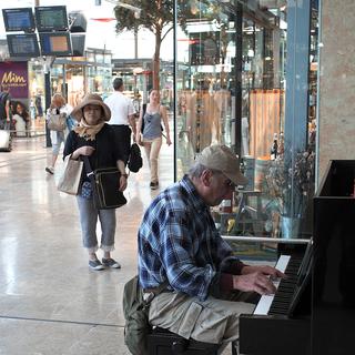 Un piano en libre-service à la gare Saint-Charles de Marseille en juin 2013. [AFP - Boris Horvat]