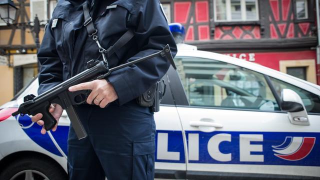 Un policier français en patrouille devant le marché de Noël de Colmar, le 21 novembre 2015. [SEBASTIEN BOZON]