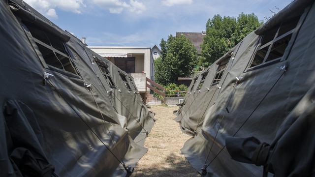 Les autorités argoviennes ont décidé d'installer des tentes militaires pour accueillir des requérants d'asile. [Keystone - Ennio Leanza]
