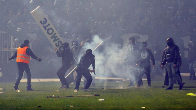 Des inconscients ont contraint l'arbitre à logiquement annuler la rencontre. [Panagiotis Moschandreoy]