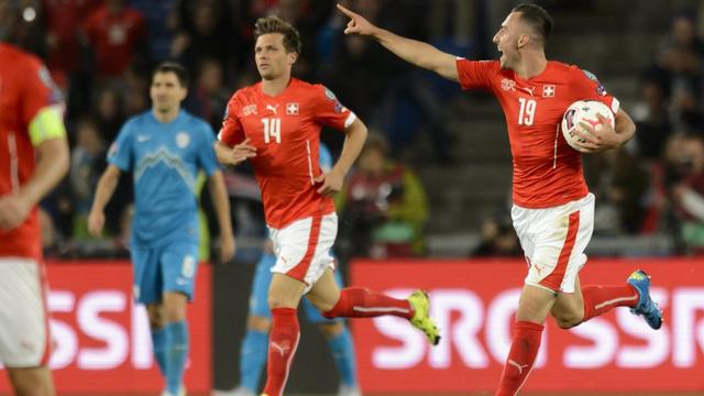 Bâle, 5 septembre: Josip Drmic (à droite) laisse éclater sa joie. L'attaquant schwytzois a réussi un doublé importantissime face à la Slovénie, battue 3-2. La Suisse fait un gros pas vers l'Euro 2016.