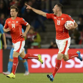 Bâle, 5 septembre: Josip Drmic (à droite) laisse éclater sa joie. L'attaquant schwytzois a réussi un doublé importantissime face à la Slovénie, battue 3-2. La Suisse fait un gros pas vers l'Euro 2016.