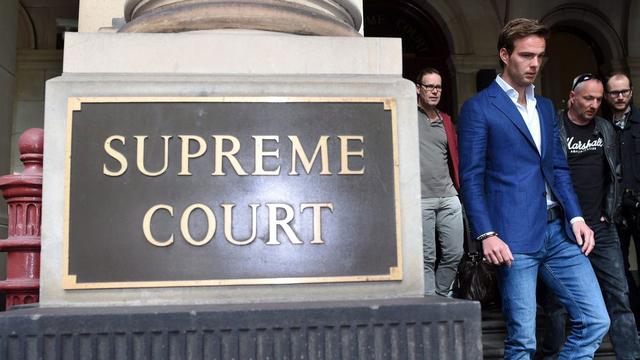 Le pilote Giedo Van der Garde à sa sortie du tribunal, à Melbourne. [EPA/Keystone - Julian Smith]