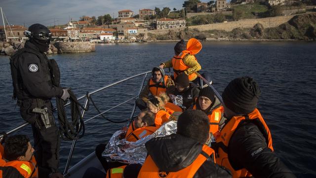 La grande majorité des migrants arrivés en Europe sont passés par la mer, comme ici dans l'île grecque de Lesbos. [AP Photo - Santi Palacios]
