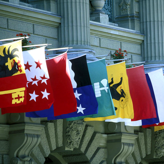 Des drapeaux de cantons flottant en vieille-ville de Berne. [Keystone - Urs Flüeler]