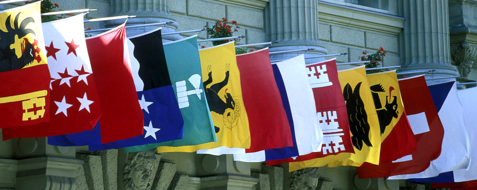 Des drapeaux de cantons flottant en vieille-ville de Berne. [Keystone - Urs Flüeler]