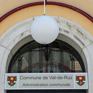 Le bâtiment de l'Administration communale de Cernier, siège des autorités de la Commune de Val-de-Ruz. [Keystone - Jean-Christophe Bott]