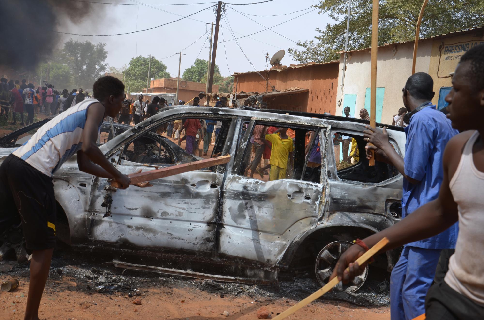 De nombreux jeunes, armés de gourdins, de barres de fer ou de pioches, faisaient partie des manifestants à Niamey.