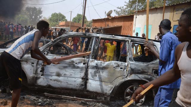 De nombreux jeunes, armés de gourdins, de barres de fer ou de pioches, faisaient partie des manifestants à Niamey.