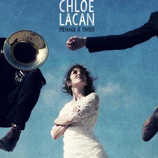 Pochette de l'album "Ménage à trois" de Chloé Lacan. [Blue line]
